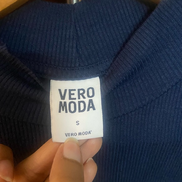 Vero Moda Dresses & Skirts - Vero moda fitted dress